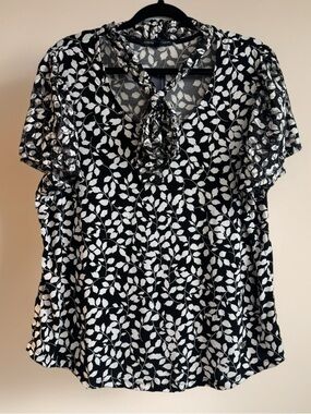 Adrienne Vittadini Black White Floral Short Sleeved Blouse Womens 2X